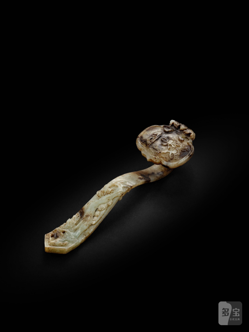 十七/十八世紀　墨白玉如意 | A CARVED BLACK AND WHITE JADE RUYI - 图1